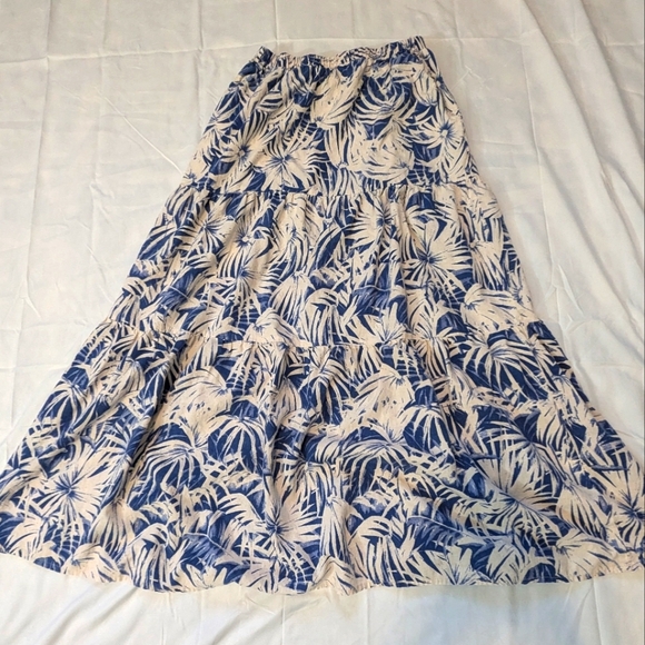 Size M Blue and Cream flowered Skirt - Picture 1 of 5
